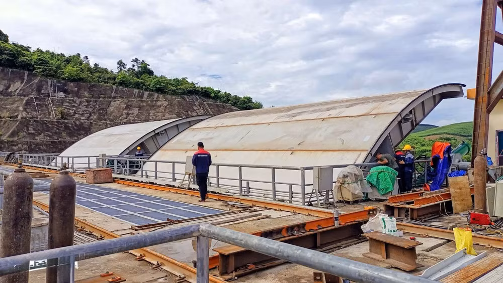 Không khí làm việc trên công trường đang hết sức khẩn trương.