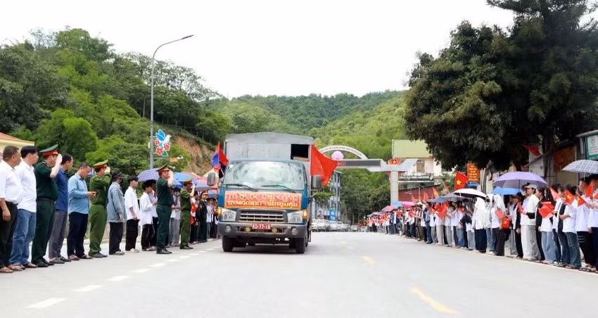 Lễ đón hài cốt liệt sĩ quân tình nguyện, chuyên gia Việt Nam hy sinh tại Lào tại thị trấn Mường Xén.