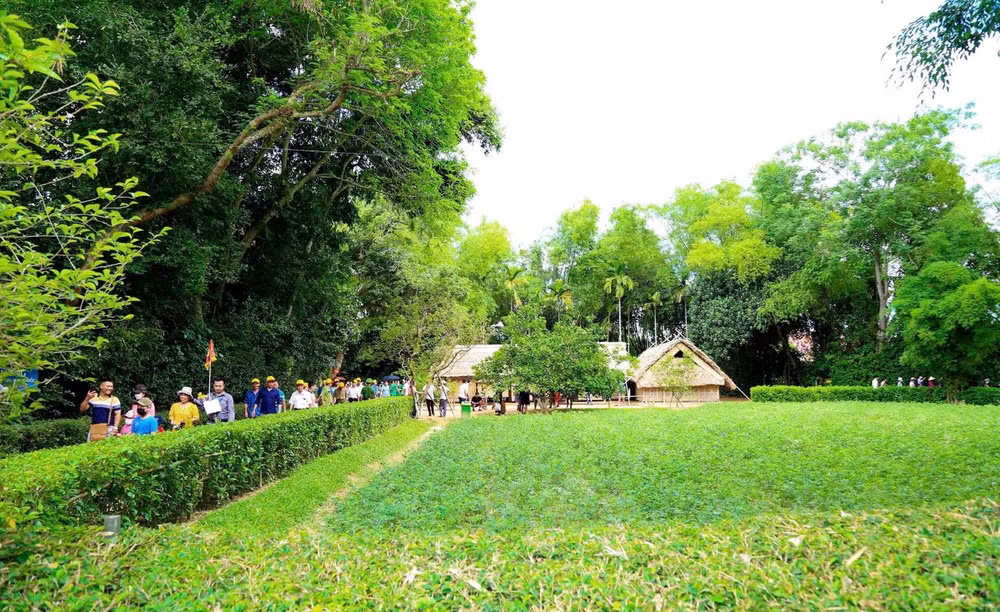 Khu Di tích quốc gia đặc biệt Kim Liên (Nam Đàn) là nơi gắn với quê hương, gia đình và thời niên thiếu của Chủ tịch Hồ Chí Minh; một trong ba địa điểm Dự án "Yêu lắm Việt Nam" triển khai tại Nghệ An.