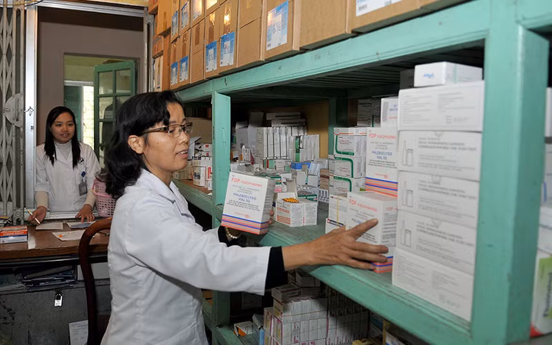 Cấp phát thuốc điều trị cho bệnh nhân tại nhà thuốc Bệnh viện đa khoa Đức Giang (Hà Nội). (Ảnh NGUYỄN ĐĂNG)