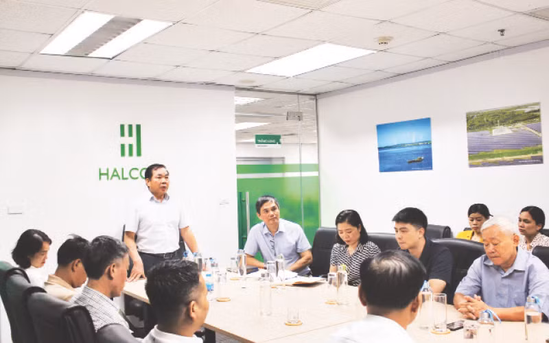 Một buổi sinh hoạt chi bộ tại Công ty cổ phần Halcom Việt Nam.
