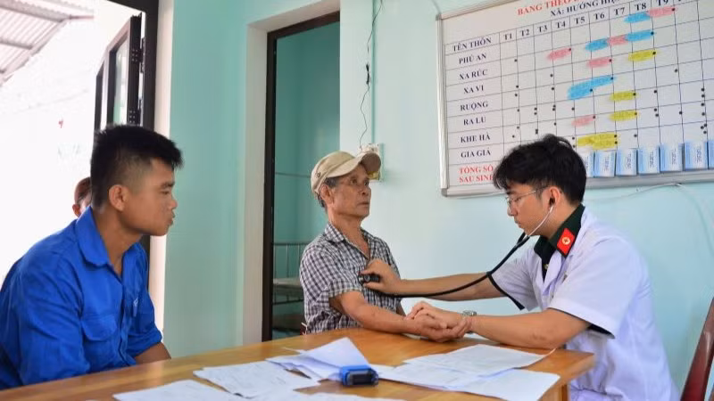 Các y, bác sĩ Bệnh viện Quân y 268 khám bệnh cho người dân.