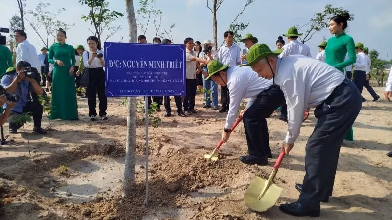 Nguyên Chủ tịch nước Nguyễn Minh Triết và Phó Thủ tướng Chính phủ Mai Văn Chính trồng cây xanh tại Lễ phát động. 