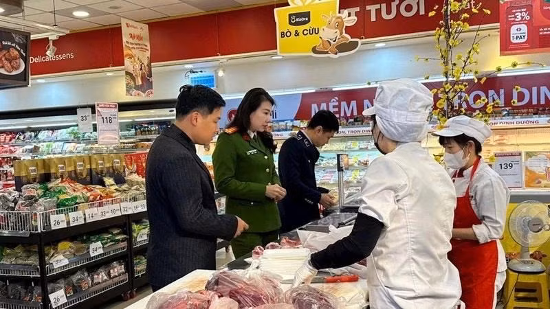 Đoàn kiểm tra liên ngành an toàn thực phẩm của thành phố Hà Nội kiểm tra một siêu thị trên địa bàn quận Tây Hồ. (Ảnh: THU TRANG)