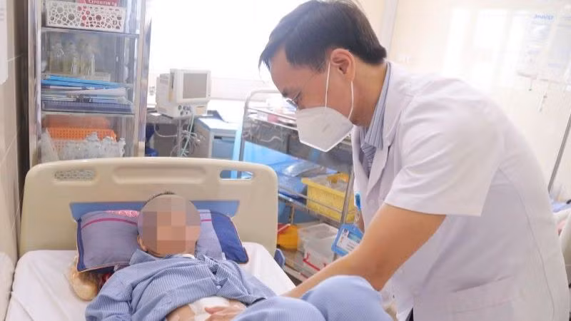 Tiến sĩ, bác sĩ Đoàn Trọng Tú - Trưởng khoa Ngoại bụng II, Bệnh viện K khám lại cho người bệnh. 