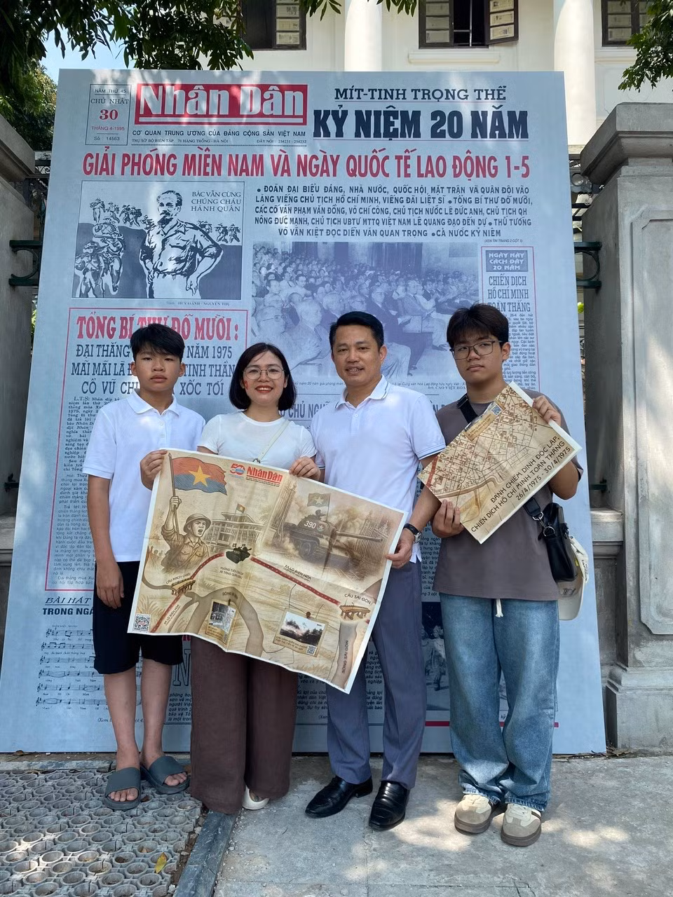 Gia đình chị Ngọc Bích ở tỉnh Vĩnh Phúc đến tham quan triển lãm và cùng check-in. (Ảnh: ĐỖ THOA)