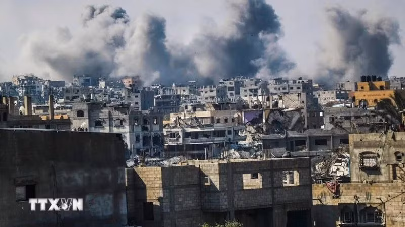 Khói bốc lên sau vụ không kích của Israel xuống thành phố Gaza, ngày 19/4/2025. (Ảnh: Tân Hoa xã)