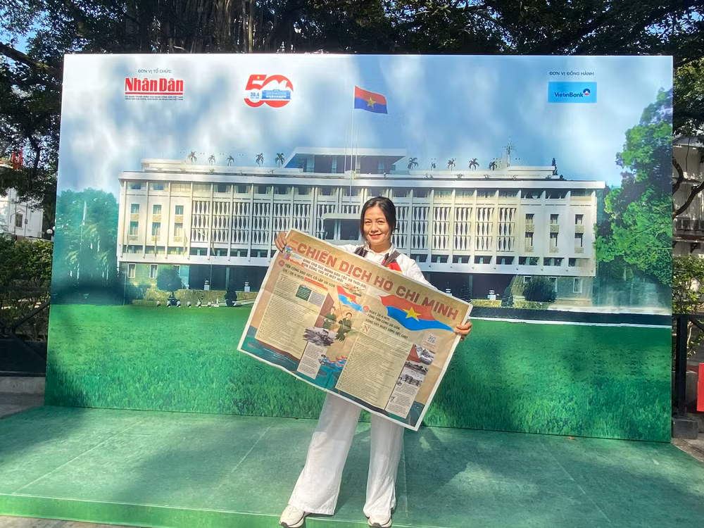 Chị Phan Quyên ở Hoàn Kiếm, Hà Nội vui mừng khi sở hữu phụ san phát hành đặc biệt nhân dịp 50 năm Ngày Giải phóng miền nam, thống nhất đất nước.