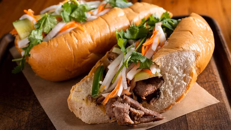 Bộ Y tế đề nghị truy xuất nguồn thực phẩm nghi gây ngộ độc khiến 37 người nhập viện do ăn bánh mì. (Ảnh minh họa: Internet)