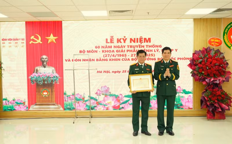 Trung tướng, Phó Giáo sư, Tiến sĩ Nghiêm Đức Thuận, Bí thư Đảng ủy, Chính ủy Học viện Quân y trao Bằng khen của Bộ trưởng Quốc phòng cho đại diện Bộ môn-Khoa Giải phẫu bệnh lý, pháp y.
