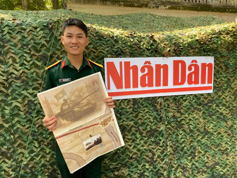 Anh Trần Ngọc Sơn (công tác tại Lữ đoàn 382, Quân khu 1) vui mừng nhận phụ san để dành tặng ông ngoại. (ẢNH: ĐỖ THOA)