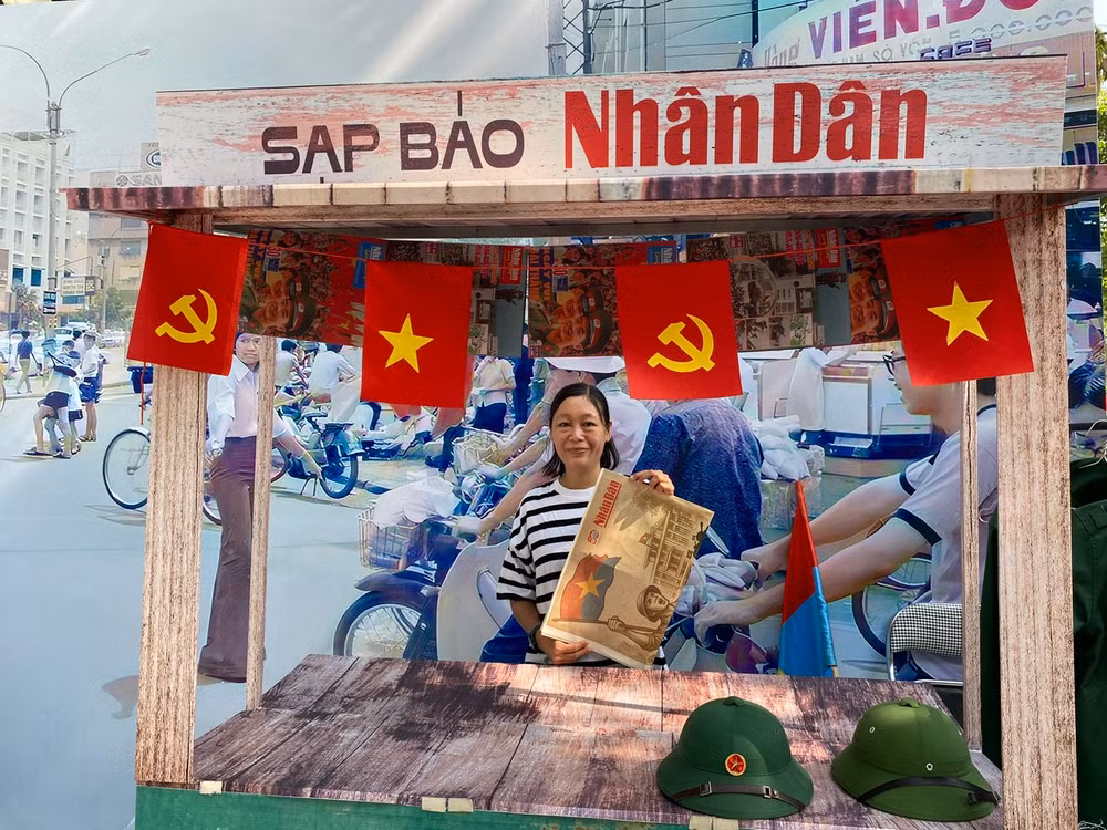 Chị Trần Thị Yến Lan ở quận Hải Châu (Đà Nẵng) trong dịp ra thăm Hà Nội đã quay lại lần thứ 2 để nhận phụ san cho các con đang du học bên Australia. (Ảnh: ĐỖ THOA)