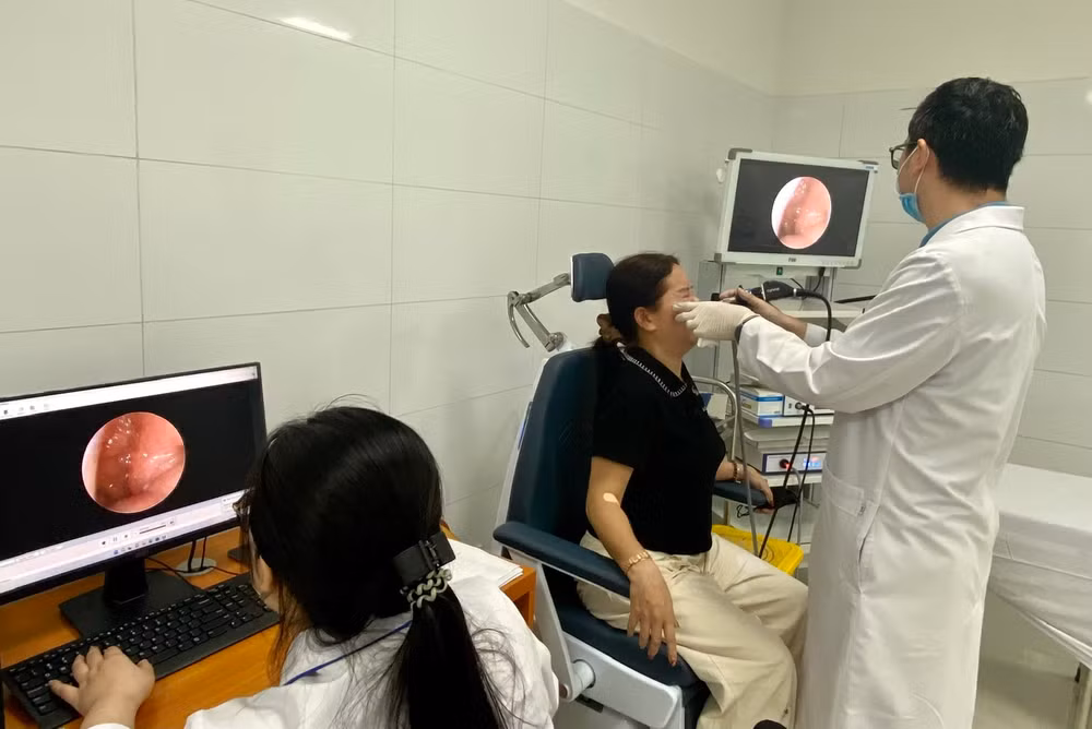 Bác sĩ chuyên khoa tai mũi họng khám bệnh cho người dân sáng 15/3 tại Khoa Khám bệnh theo yêu cầu (Bệnh viện Quân y 103). (Ảnh: ĐỖ THOA)