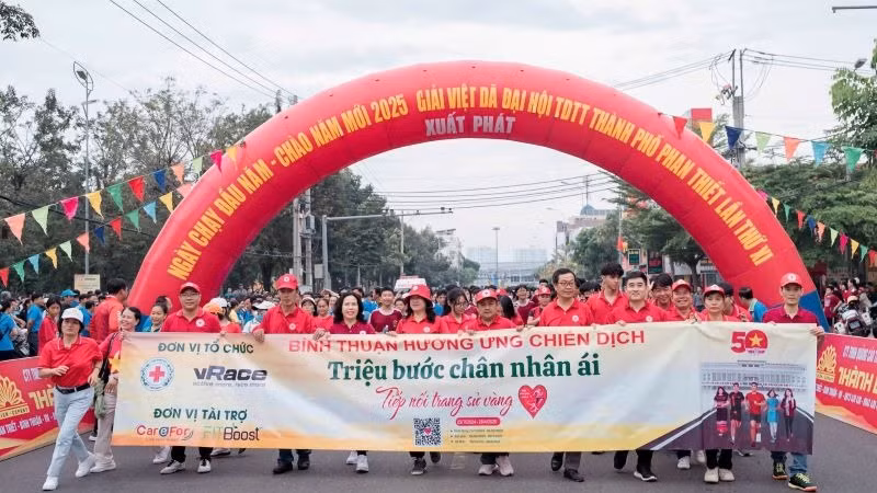 Cán bộ, hội viên, tình nguyện viên Chữ thập đỏ hưởng ứng chiến dịch “Triệu bước chân nhân ái-Tiếp nối trang sử vàng”. (Ảnh: THU LOAN)