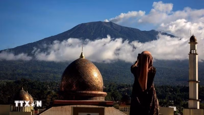Tro bụi phun lên từ núi lửa Marapi ở Padang Panjang, Tây Sumatra, Indonesia. (Ảnh: THX/TTXVN)
