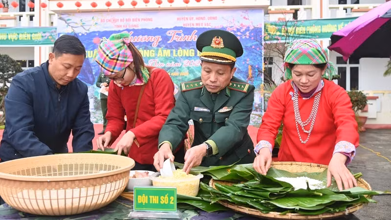 Lãnh đạo Bộ Chỉ huy Bộ đội Biên phòng tỉnh Hà Giang cùng người dân gói bánh chưng.