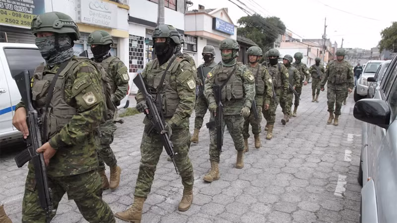 Cảnh sát Ecuador tuần tra tại Quito, sau khi Tổng thống Daniel Noboa ban bố tình trạng "xung đột vũ trang trong nước," ngày 9/1/2024. (Ảnh: THX/TTXVN)