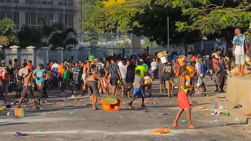 Đám đông cướp bóc các cửa hàng ở Port Moresby, Papua New Guinea ngày 10/1/2024. (Ảnh: AFP/TTXVN)