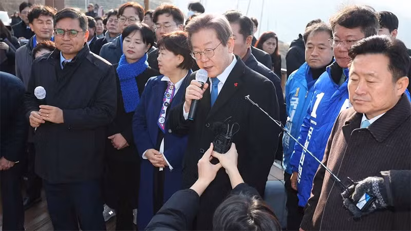Ông Lee Jae-myung phát biểu trong chuyến thăm Busan, ngày 2/1/2024. Ảnh: Yonhap