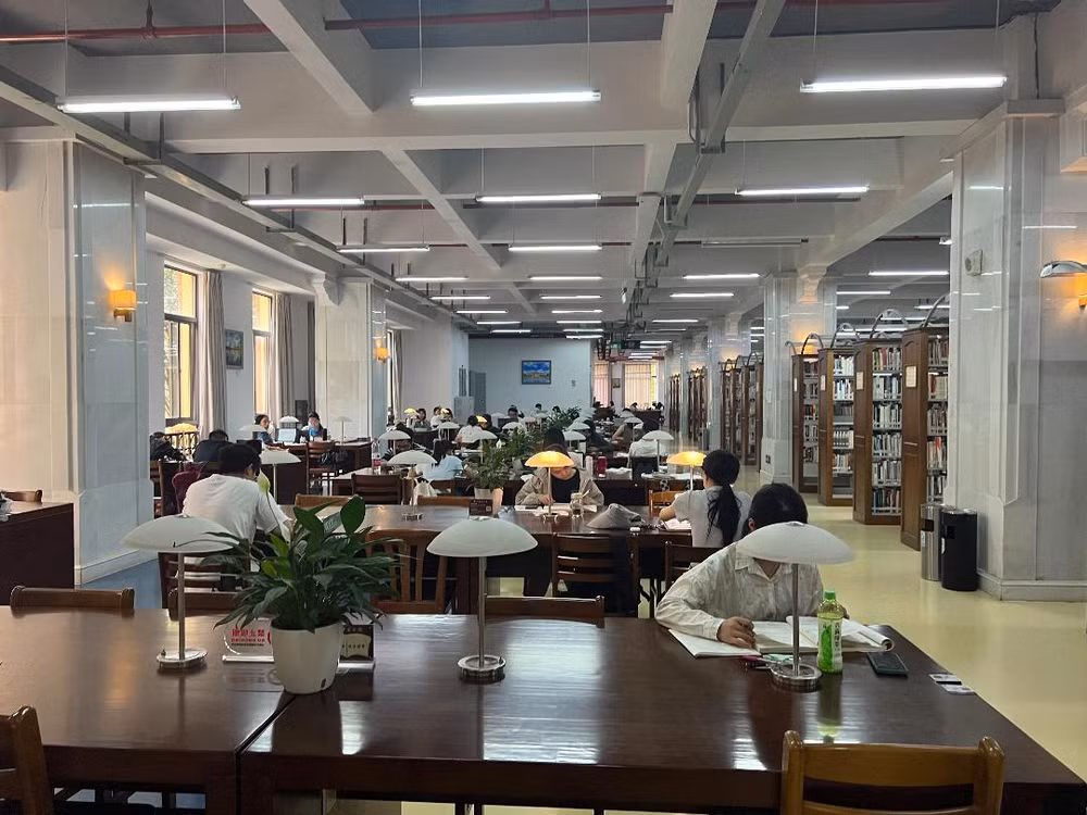 Thư viện của Đại học Vân Nam (YNU). Thư viện của Đại học Vân Nam (YNU).