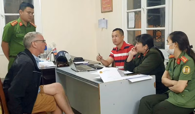 Nghi phạm Kenter JacoBus Johansen tại cơ quan điều tra.