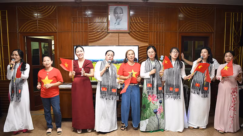 Các ca khúc cách mạng và tình yêu quê hương đã làm buổi lễ thêm phần sôi động.