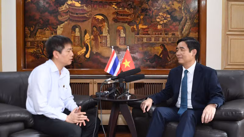 Đại sứ Việt Nam tại Thái Lan Phạm Việt Hùng trả lời phỏng vấn phóng viên Báo Nhân Dân thường trú tại Thái Lan.