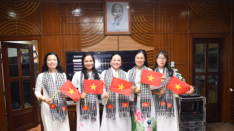 Ai cũng mong muốn mang bên mình là cờ Tổ quốc tại buổi lễ.