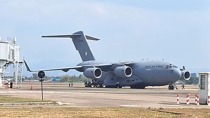 Máy bay quân sự cỡ lớn C-17 của Không quân Ấn Độ tại sân bay Mae Sot. (Ảnh: NBT)