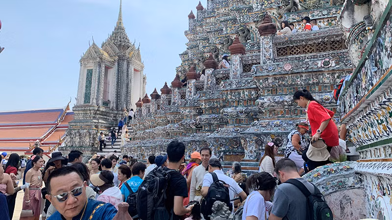 Du khách nước ngoài tại chùa Arun, Bangkok cuối tháng 1/2025. (Ảnh: XUÂN SƠN) Du khách nước ngoài tại chùa Arun, Bangkok cuối tháng 1/2025. (Ảnh: XUÂN SƠN)