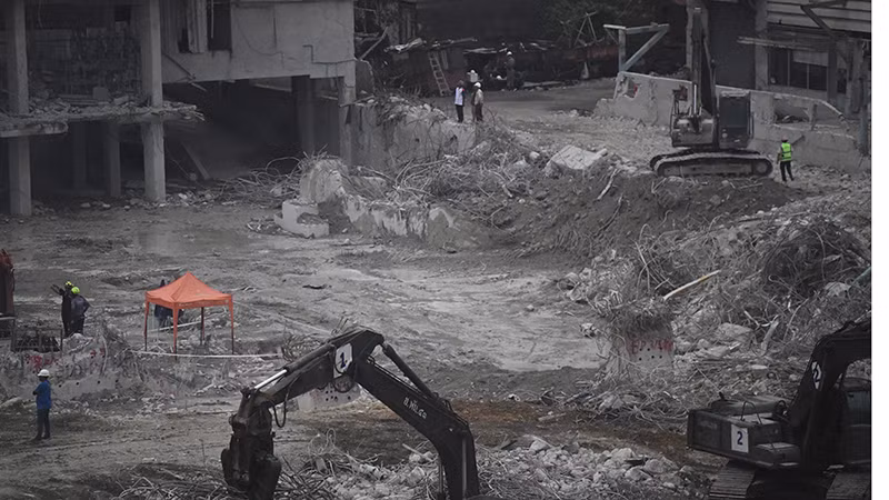 Các đội cứu hộ, cứu nạn đã tìm xuống khu vực ngầm bên dưới tòa nhà. Ảnh: Xuân Sơn. Các đội cứu hộ, cứu nạn đã tìm xuống khu vực ngầm bên dưới tòa nhà. Ảnh: Xuân Sơn.