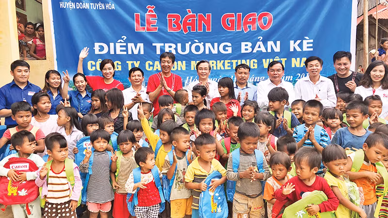 Lễ bàn giao điểm trường mầm non ở xã Bản Kè, huyện Tuyên Hóa, tỉnh Quảng Bình do Công ty cổ phần Lê Bảo Minh xây tặng.