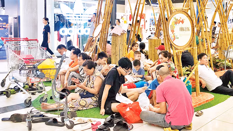  Người dân Hà Nội "trốn nóng" trong trung tâm thương mại. Người dân Hà Nội "trốn nóng" trong trung tâm thương mại.