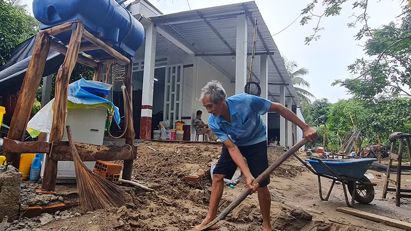 Ông Võ Văn Đăng hoàn thiện những hạng mục cuối của căn nhà.