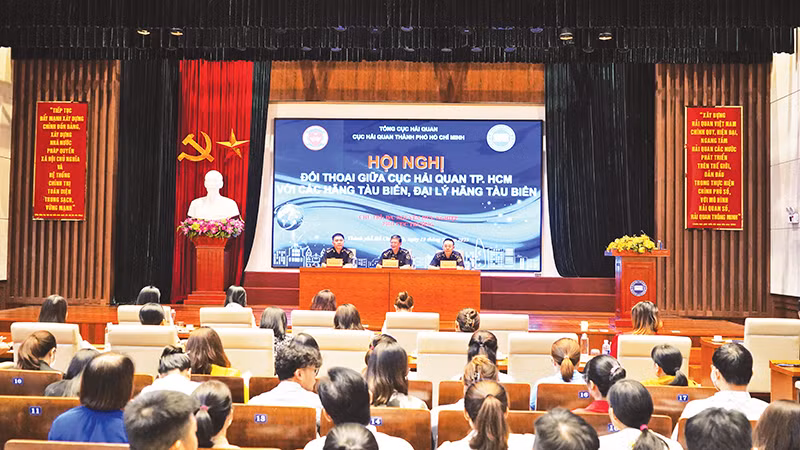 Hội nghị đối thoại giữa Cục Hải quan thành phố với các hãng tàu biển, đại lý hãng tàu biển.