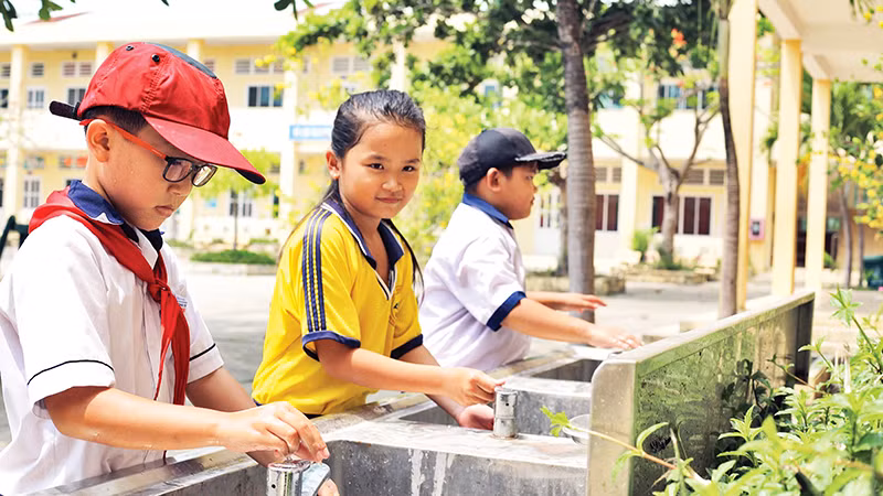 Nước sạch thành phố đã được cấp về Trường tiểu học Lý Nhơn, huyện Cần Giờ.