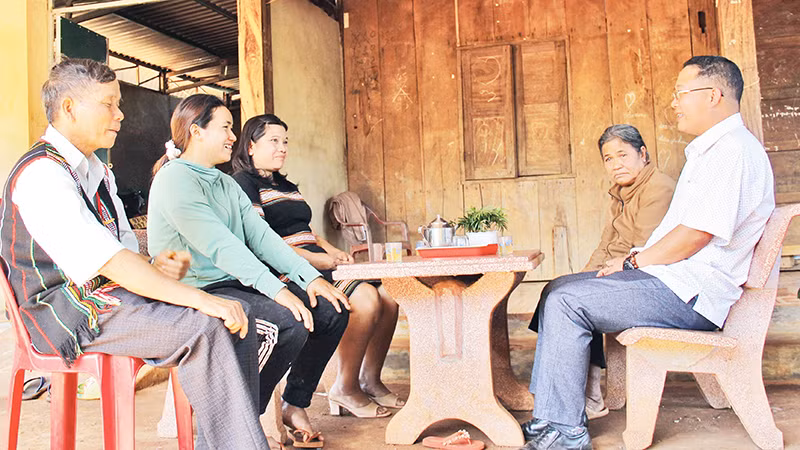 Bí thư Chi bộ thôn 4 (xã Đắk Ơ, huyện Bù Gia Mập) Bùi Văn Trường (ngoài cùng bên phải) chia sẻ tâm tư, nguyện vọng của quần chúng ưu tú khi đứng vào hàng ngũ của Đảng.