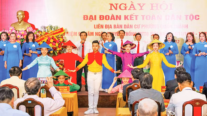 Một tiết mục văn nghệ tại Ngày hội đại đoàn kết toàn dân tộc phường Quán Thánh, quận Ba Đình. (Ảnh Đăng Anh)
