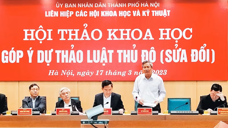 Hội thảo khoa học "Góp ý dự thảo Luật Thủ đô (sửa đổi)" do Liên hiệp các Hội Khoa học và Kỹ thuật Hà Nội tổ chức. (Ảnh MINH ANH)