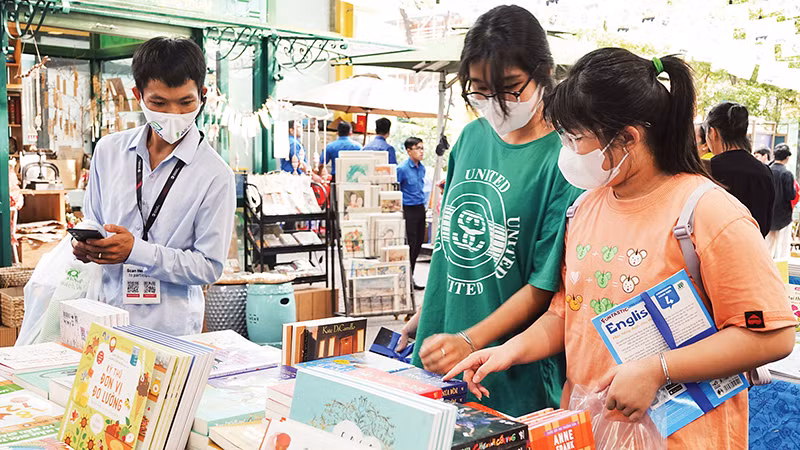 Độc giả nhỏ tuổi tìm mua sách tại Đường sách Thành phố Hồ Chí Minh.