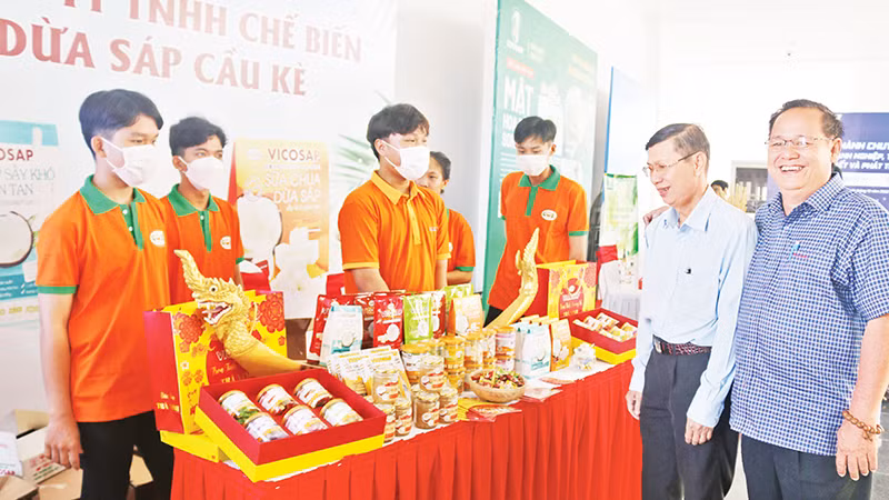 Khách hàng tham quan gian trưng bày sản phẩm chế biến từ dừa sáp của Công ty TNHH chế biến dừa sáp Cầu Kè, huyện Cầu Kè, Trà Vinh.