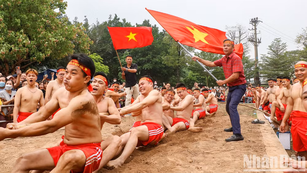 Nghi thức “kéo co ngồi” tại Lễ hội đền Trấn Vũ 2023. Ảnh: NHẬT QUANG