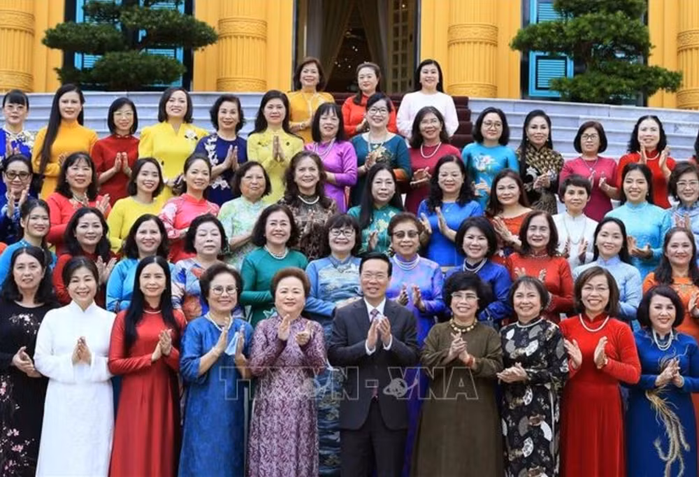 Ảnh minh họa: Chủ tịch nước và các nữ doanh nhân tiêu biểu năm 2023.