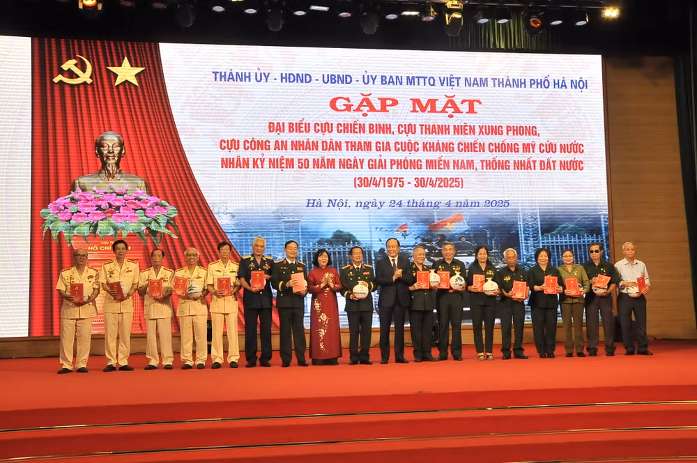 Lãnh đạo Thành phố Hà Nội tặng quà tri ân các lực lượng tham gia kháng chiến chống Mỹ