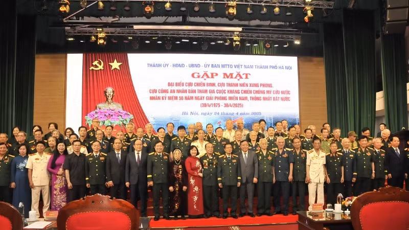 Các đại biểu chụp ảnh lưu niệm