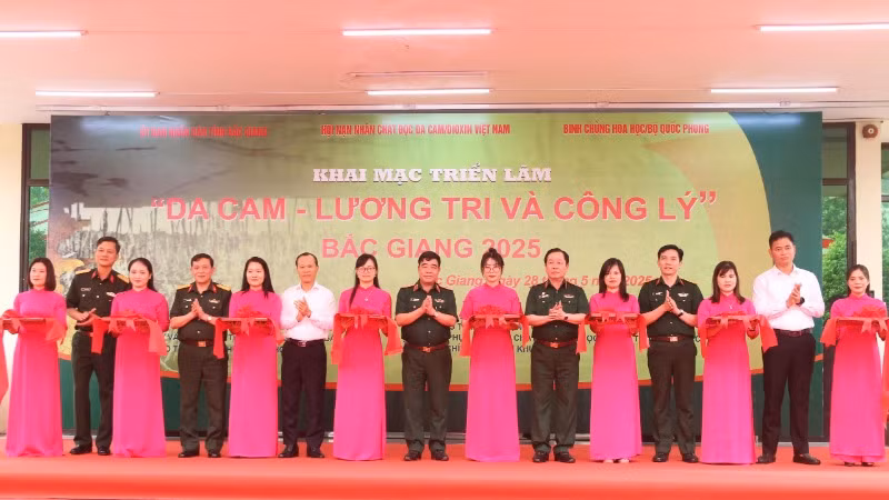 Đại diện các đơn vị tổ chức và đại biểu cắt băng khai mạc triển lãm “Da cam - Lương tri và Công lý”.