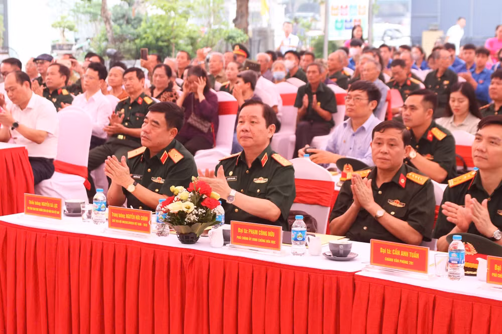 Các đại biểu tham dự khai mạc triển lãm “Da cam - Lương tri và Công lý”.