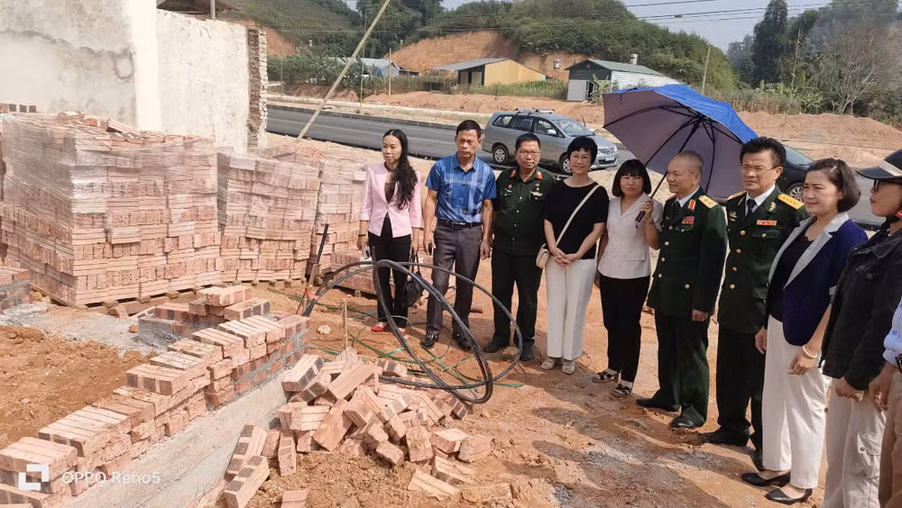 Các đại biểu thăm công trình xây dựng Nhà tình nghĩa của mẹ liệt sĩ Nguyễn Thị Sáng, thôn Thanh Lương, xã Tân Thịnh, thành phố Yên Bái Các đại biểu thăm công trình xây dựng Nhà tình nghĩa của mẹ liệt sĩ Nguyễn Thị Sáng, thôn Thanh Lương, xã Tân Thịnh, thành phố Yên Bái