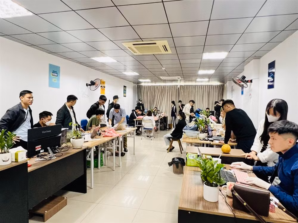 Lực lượng chức năng tỉnh Bắc Giang khám xét nơi làm việc của nhóm đối tượng giả danh bác sĩ lừa bán thực phẩm chức năng.
