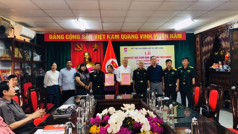 Đại diện Hội Hỗ trợ gia đình liệt sĩ Việt Nam và các cơ quan chức năng chụp ảnh lưu niệm cùng thân nhân liệt sĩ.